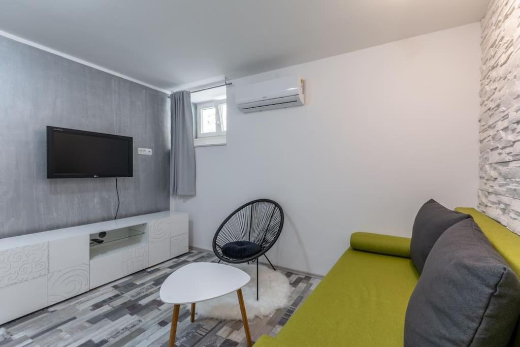 Apartment 3M - One Bedroom Apartment Split Exterior photo