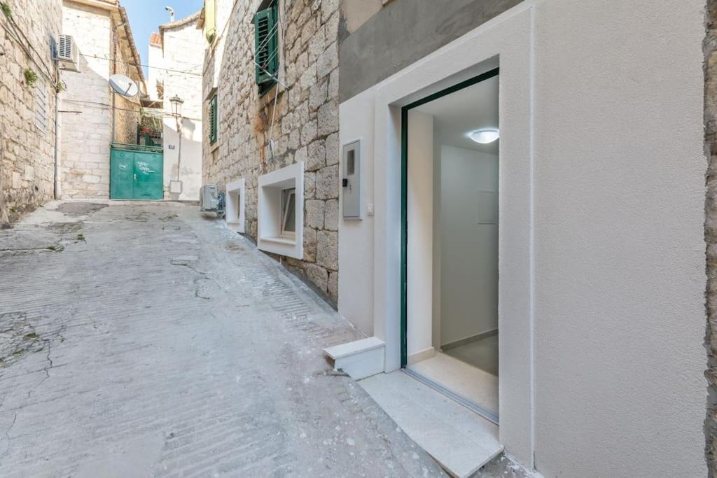 Apartment 3M - One Bedroom Apartment Split Exterior photo