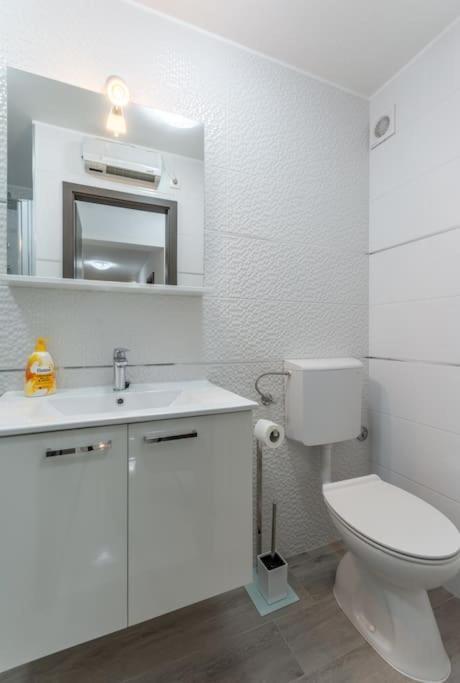 Apartment 3M - One Bedroom Apartment Split Exterior photo