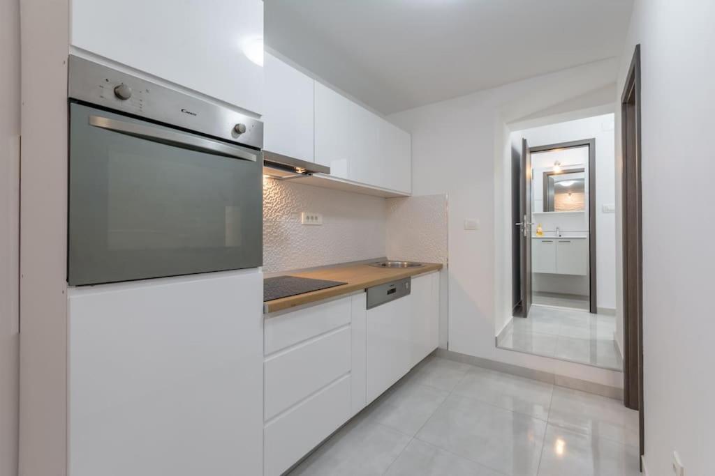 Apartment 3M - One Bedroom Apartment Split Exterior photo