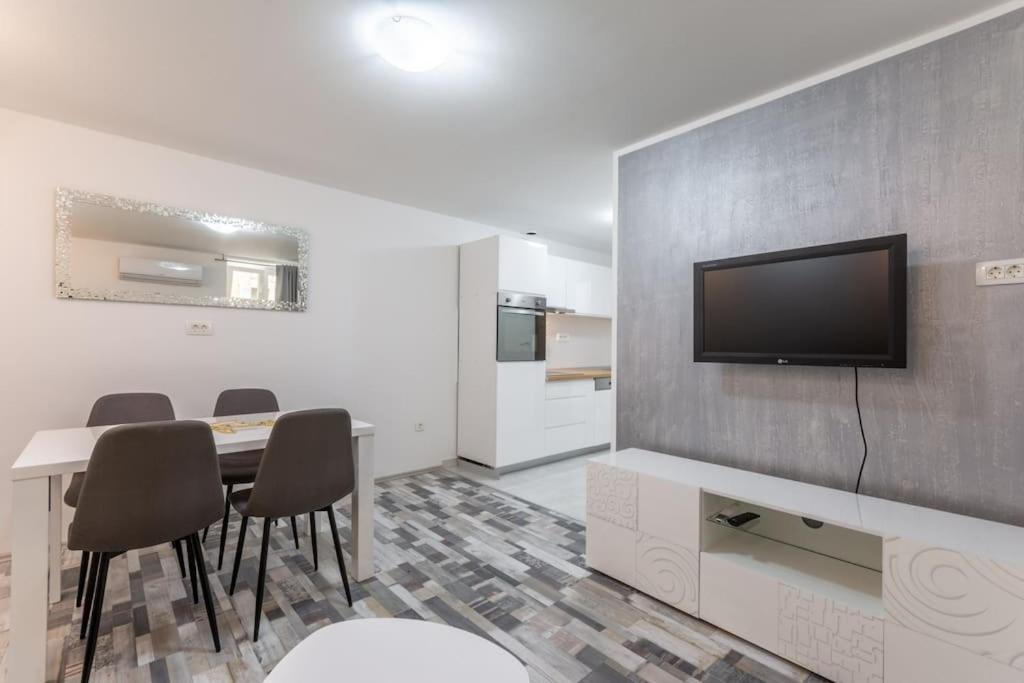 Apartment 3M - One Bedroom Apartment Split Exterior photo